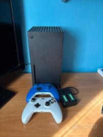 Xbox serie x 1tb nera+ 2 joystick e pile ricaricab