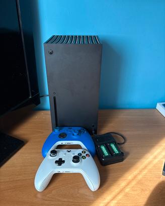 Xbox serie x 1tb nera+ 2 joystick e pile ricaricab