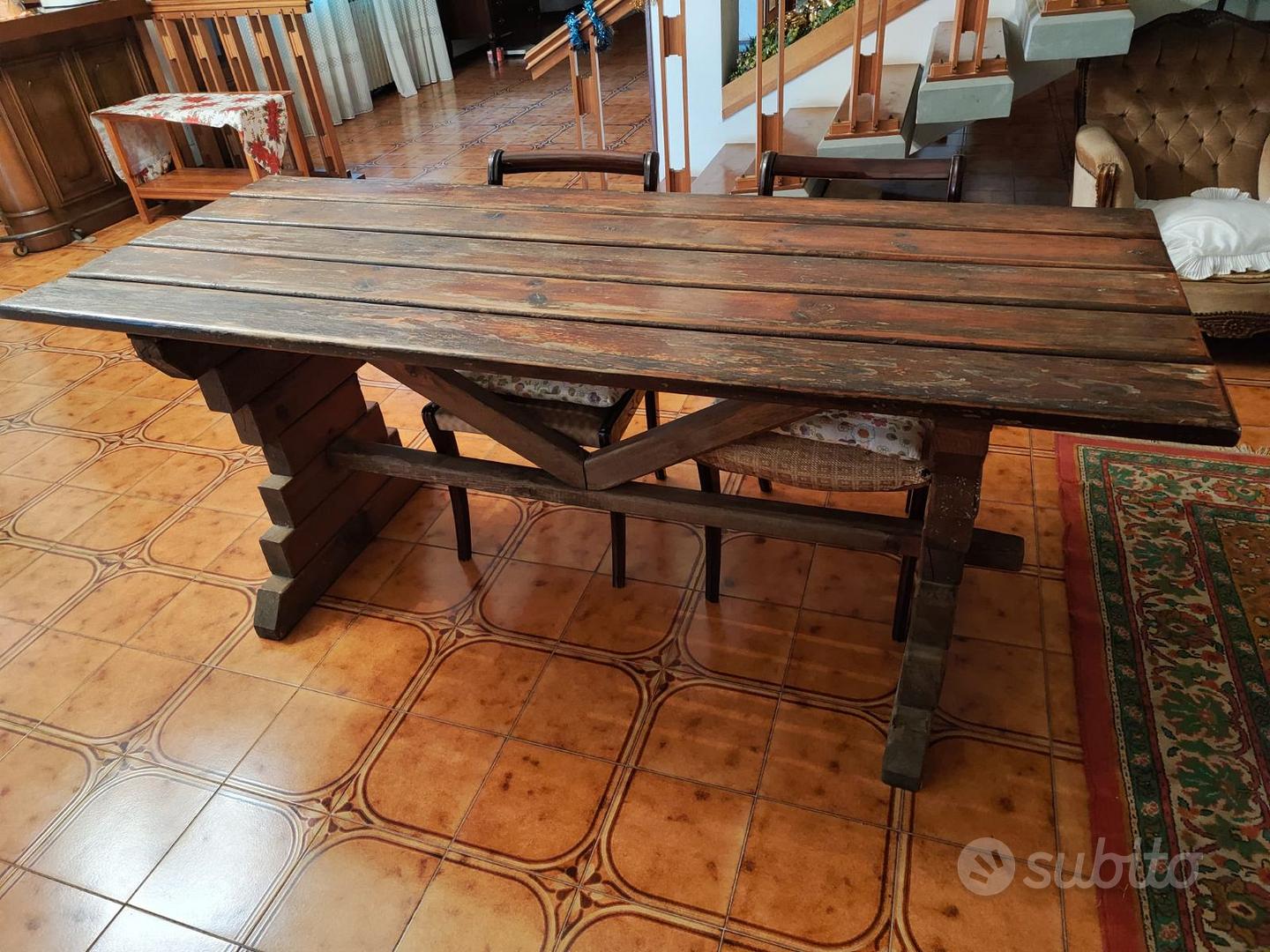 Tavolo in legno pieno lavorato - Arredamento e Casalinghi In vendita a Roma