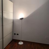 Piantana lampada bianca linea moderna