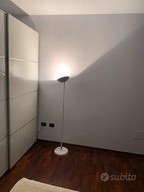 Piantana lampada bianca linea moderna