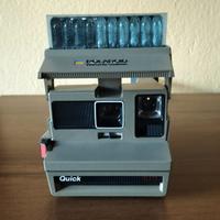 Polaroid Quick 610 con flash Sylvania.