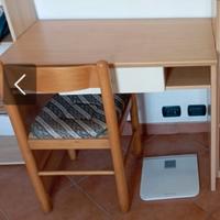 scrivania con cassetto e sedia