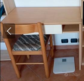 scrivania con cassetto e sedia