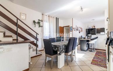 APPIANO GENTILE - TRILOCALE SU DUE LIVELLI CON BOX