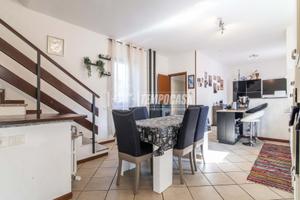 APPIANO GENTILE - TRILOCALE SU DUE LIVELLI CON BOX