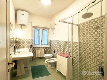 OSTIA TRILOCALE ARREDATO Con TERRAZZO PRIVATO