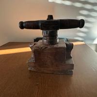 Scultura pressa antica in legno