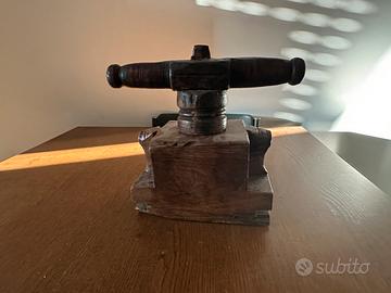 Scultura pressa antica in legno