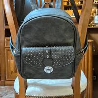 Zaino similpelle grigio con borchie