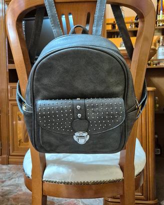 Zaino similpelle grigio con borchie