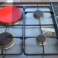 piano cottura a gas con piastra elettrica 