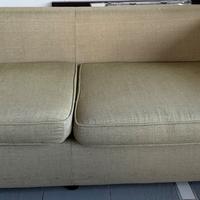 Divano con 4 cuscini