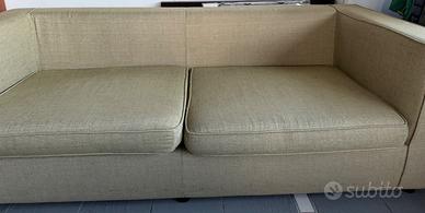 Divano con 4 cuscini