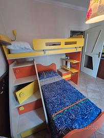 Letto a castello completo di vari articoli