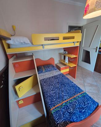 Letto a castello completo di vari articoli