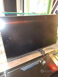 2 monitor smart tv samsung M5 con supporto muro