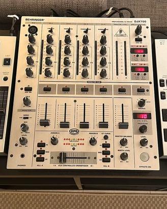 Consolle 2 Pioneer CDJ-100S e 1 Mixer Behringer DJ