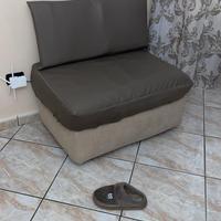 Divano con poggiapiedi rialzabile