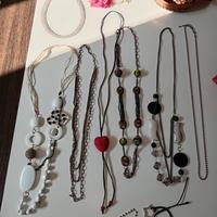 collane, bracciali, orecchini e bigiotteria 