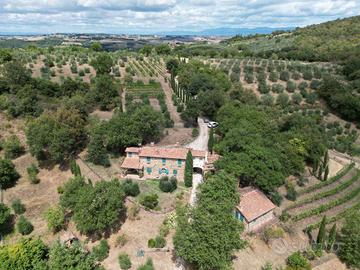 Rustico / Casale di 400 m² con più di 5 locali e b