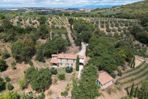 Rustico / Casale di 400 m² con più di 5 locali e b