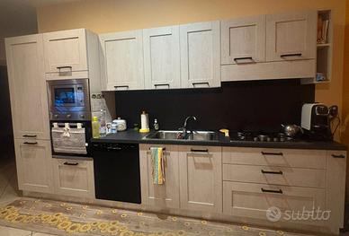 Cucina completa con elettrodomestici 
