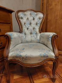 Poltroncina imbottita stile antico 