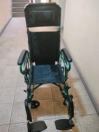 Carrozzina reclinabile per disabili.