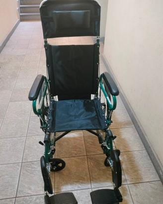 Carrozzina reclinabile per disabili.