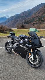 Yamaha R9