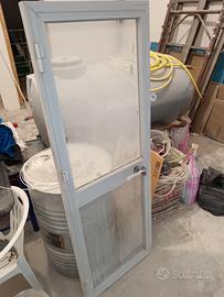 porta in alluminio con serratura 