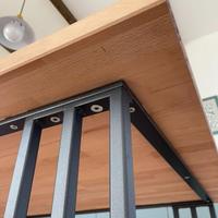 Tavolo in legno di faggio e gambe in ferro.