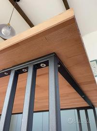 Tavolo in legno di faggio e gambe in ferro.