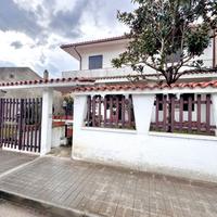 Villa libera su 3 lati con cortile di 100mq