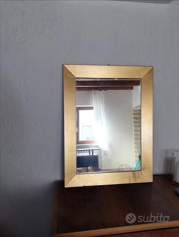 Specchio con cornice dorata