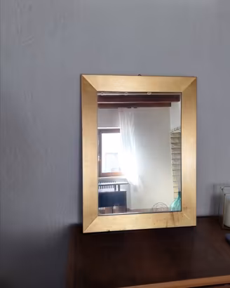Specchio con cornice dorata