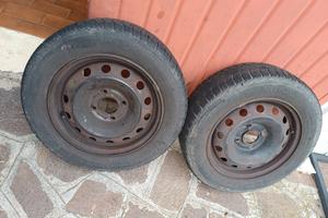 2 Pneumatici invernali Nokian con cerchi 175 65r14