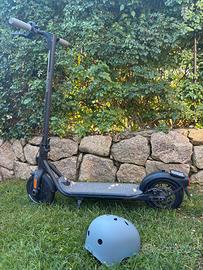 Ninebot Mercedes-Benz + casco – €100