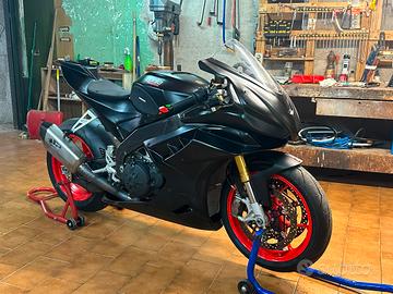 Aprilia rsv4 1100