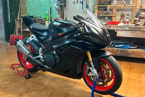 Aprilia rsv4 1100