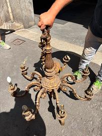 Lampadario vintage a sospensione in ottone barocco