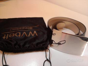 Cintura nera con fibbia in metallo