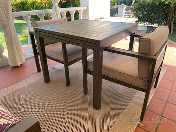 Tavolo e poltroncine da giardino