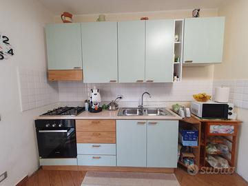 Cucina con elettrodomestici