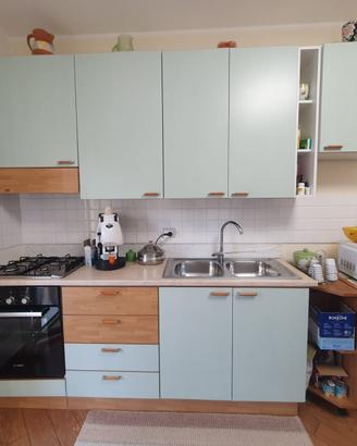 Cucina con elettrodomestici