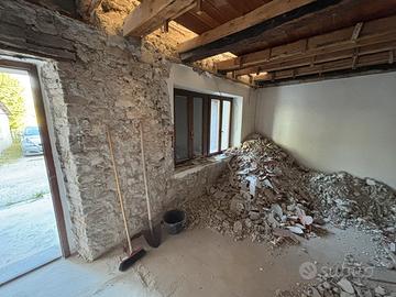 Casa di testa in pietra da ristrutturare