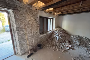 Casa di testa in pietra da ristrutturare