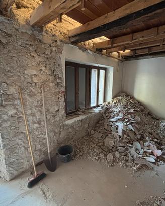 Casa di testa in pietra da ristrutturare
