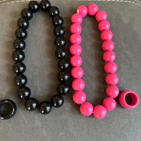 Set di collane e anelli color nero e fucsia